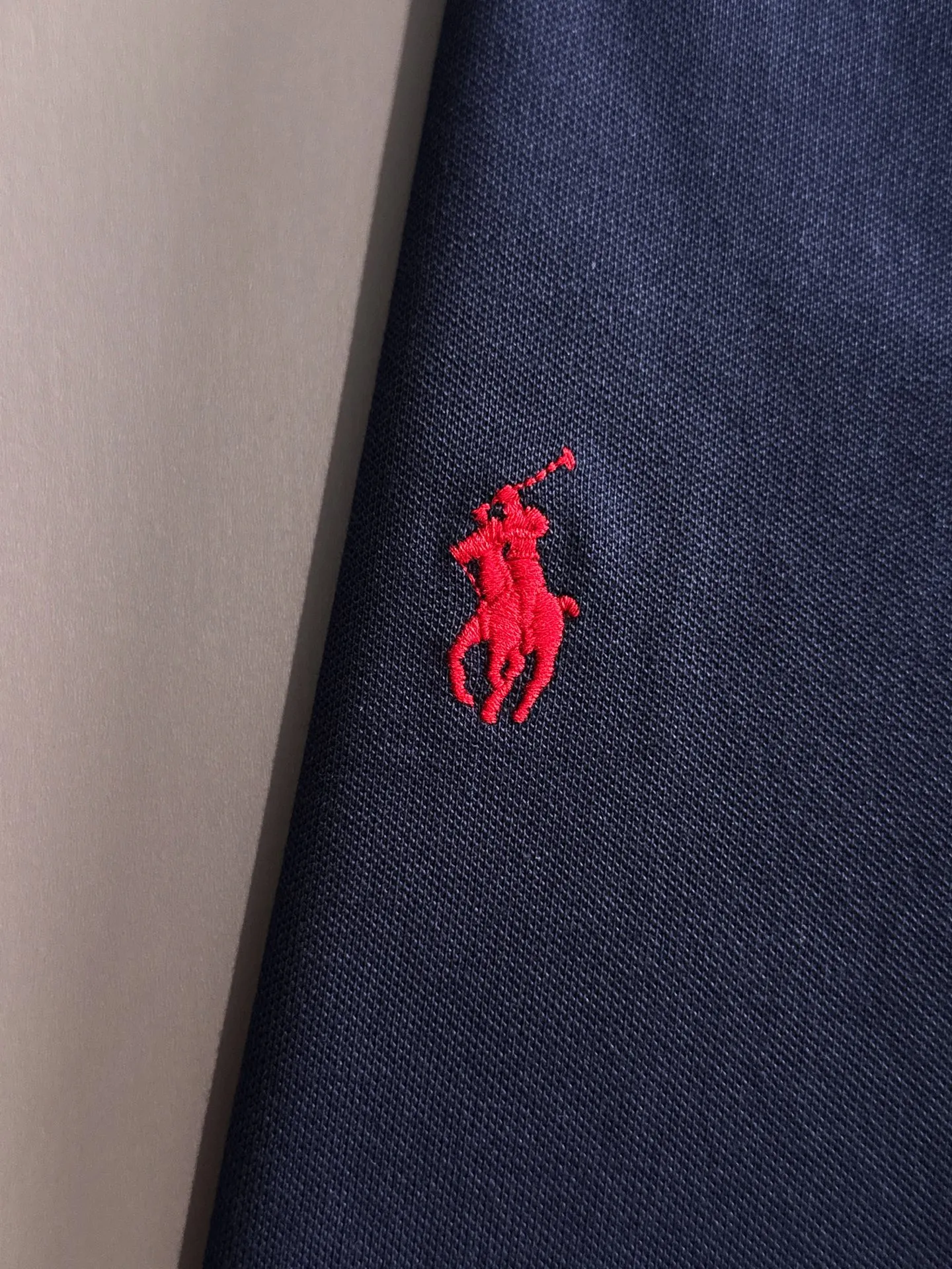 P190 🌸 (Always available) Ralph Lauren [High Quality] Differentiates from ordinary fabrics on the market Men's pure cotton business casual solid color Short-sleeved T-shirt Lapel Polo shirt Men's summer essentials ✔ In a man's wardrobe, polo shirts must occupy an important place! When it comes to polo shirts made of pure cotton, Ralph Lauren is the perfect choice for comfort and quality ✔ The first choice for high quality! Classic basics that will never go out of style! Designed with classic solid colors, each color can easily match various occasions! Made of 240g pure cotton pique fabric, it is skin-friendly, comfortable and has good breathability, making summer wear refreshing and worry-free! The right shoulder style modifies the shoulder shape, enhances the style and temperament, and perfectly fits everyone's needs! Whether it is daily travel or business occasions, it is easy and versatile! The feeling of relaxation is even better. Everywhere you look, there are texture details! There are many colors to choose from, from stable dark colors to dynamic light colors, meeting the needs of different occasions! Exquisite workmanship, the improvement of one's own image is the pursuit of quality of life! , the details of the turning and wiring are also the original factory craftsmanship. Needless to say, the quality is after all, it is something from the original factory... If you like it, don’t miss it! For men, this type of short-sleeved Polo shirt is naturally indispensable!  All three standards are complete! Simple business casual essentials! Color: Black White Gray Royal Blue Size: M-2XL